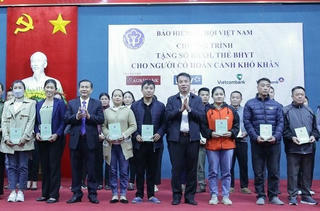 Tặng gần 400 thẻ bảo hiểm y tế và sổ bảo hiểm xã hội cho người khó khăn tại Hòa Bình