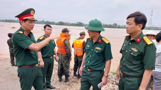 Quân đội lắp cầu phao Phong Châu phục vụ nhân dân