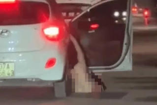 Công an triệu tập 2 người liên quan vụ một phụ nữ khỏa thân rơi từ ô tô