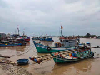 Gặp khó khăn, nhiều tàu cá nằm bờ
