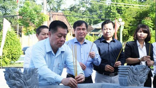 Trưởng ban Tuyên giáo Trung ương khảo sát việc xây dựng khu nhà lưu niệm đồng chí Võ Văn Tần và đồng chí Võ Văn Ngân