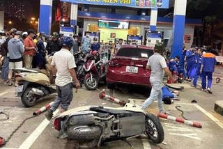 Khởi tố, bắt tạm giam tài xế lao xe vào cây xăng làm 8 người bị thương