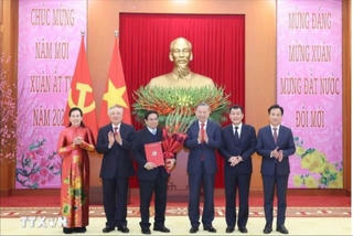 Tổng Bí thư trao Quyết định của Bộ Chính trị cho Đảng bộ trực thuộc Trung ương