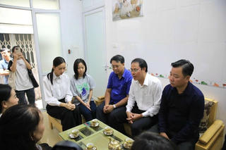 TP Hồ Chí Minh hỗ trợ các nạn nhân vụ cháy tại Khương Đình