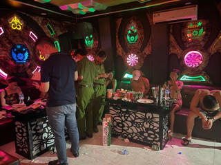 Bắt quả tang 7 nam nữ thuê phòng karaoke để ‘bay lắc’