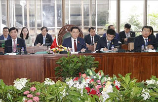 Chủ tịch Quốc hội Vương Đình Huệ chính thức thăm Bangladesh