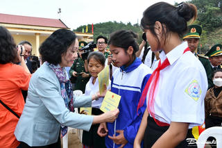 Trưởng ban Tổ chức Trung ương Trương Thị Mai trao quà Tết tại Quảng Bình
