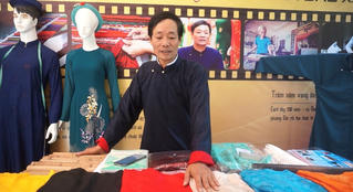 Giữ hồn quê trong nếp áo dài