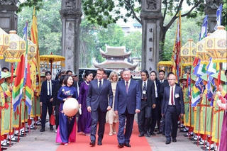 Tổng Bí thư Tô Lâm và Phu nhân cùng Tổng thống Pháp và Phu nhân thăm Văn Miếu