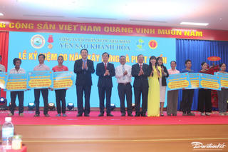 Trao 10 căn nhà Đại đoàn kết cho các hộ nghèo miền núi Khánh Vĩnh với số tiền 700 triệu đồng