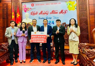 Chủ tịch Hội đồng Dân tộc của Quốc hội trao quà Tết cho hoàn cảnh khó khăn trên địa bàn tỉnh Đắk Lắk