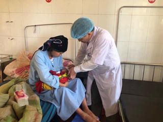 Thách thức trong chăm sóc sức khỏe bà mẹ, trẻ em