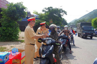 CSGT Thái Nguyên phát nước miễn phí tiếp sức cho người về quê nghỉ lễ