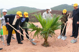 Trồng 1000 cây xanh tại sân golf Văn Lang Empire