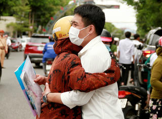 Phụ huynh rạng rỡ khi thấy con làm bài thi tốt