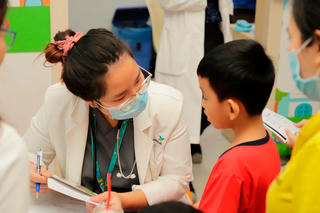 TP Hồ Chí Minh: Hơn 1.000 trẻ em có hoàn cảnh khó khăn được khám sức khỏe miễn phí