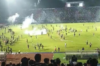 Dẫm đạp trong trận bóng đá ở Indonesia, 127 người chết