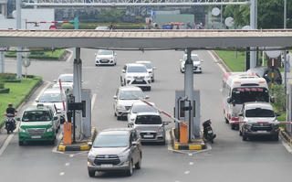 Bộ GTVT nói gì về đề xuất triển khai thu phí không dừng tại các cảng hàng không?