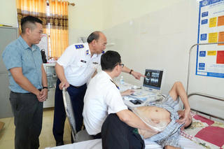 Cảnh sát biển Việt Nam khám bệnh, cấp thuốc miễn phí cho người dân tại Ninh Bình