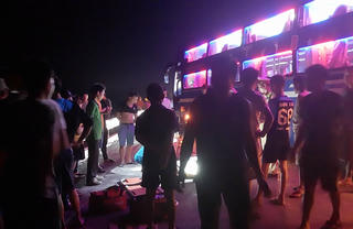 Ô tô tải đối đấu xe khách trên cao tốc Cam Lộ - La Sơn