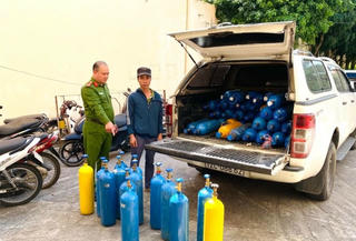 Lạng Sơn: Tạm giữ 60 bình khí cười không rõ nguồn gốc