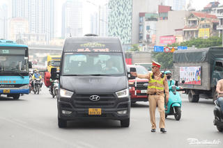 Cảnh sát mật phục ghi hình, nhiều tài xế xe khách xếp hàng chờ lập biên bản