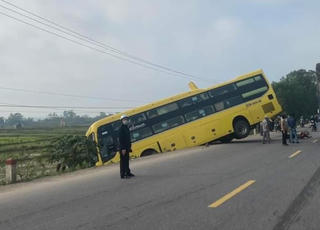 Va chạm với xe mô tô, xe ô tô khách lao đầu xuống ruộng 