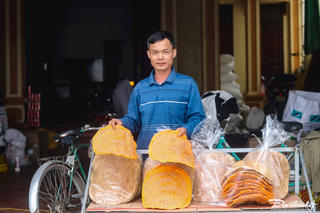 Ngôi làng làm bánh đa gấc, ăn lấy may ngày Tết