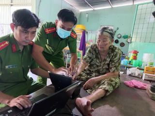 Bạc Liêu: Công an đến từng nhà đến từng người già yếu làm căn cước công dân xuyên lễ 2/9