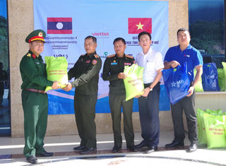 Thừa Thiên - Huế: Trao tặng nhiều tấn gạo đến lực lượng vũ trang nước bạn Lào