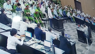 Cựu Thiếu tướng và cựu Trưởng phòng điều tra đối chất về chiếc cặp đựng tiền và hơn 400 cuộc gọi 'chạy án'