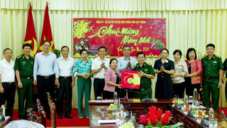Lãnh đạo TP Hồ Chí Minh tặng quà Tết tại Sóc Trăng