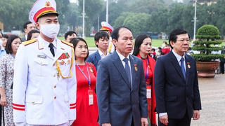 Đoàn đại biểu Mặt trận báo công dâng Bác