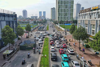 Cận cảnh loạt 'lô cốt' dự án nước thải án ngữ tại nhiều tuyến đường gây ùn tắc