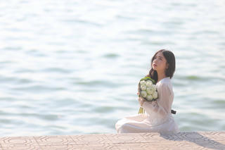 Hà Nội: Thời tiết đẹp, giới trẻ ùn ùn đổ về Hồ Tây chụp ảnh