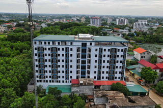 Cận cảnh chung cư mini ở Hà Nội xây vượt nhiều tầng bị 'tuýt còi'
