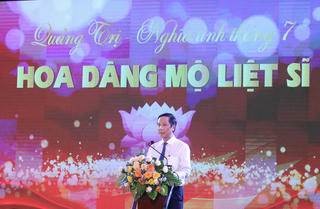 'Nghĩa tình tháng 7 - Hoa dâng mộ liệt sĩ'
