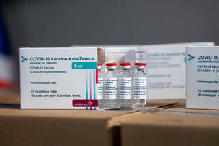 Không nên quá hoang mang về tác dụng phụ của vaccine Covid-19 AstraZeneca
