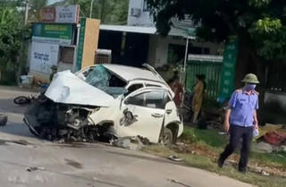 Ô tô con tông xe máy chạy cùng chiều, 7 người thương vong
