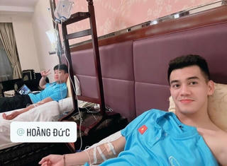 Trước bán kết lượt về AFF Cup, Tiến Linh và Hoàng Đức phải truyền nước