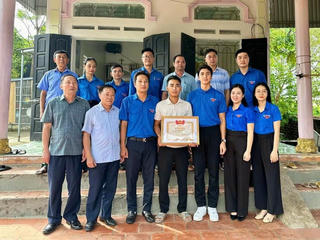 Vụ sập cầu Phong Châu ở Phú Thọ: Tặng huy hiệu và bằng khen 2 thanh niên cứu người