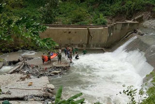 Sơn La: Thi thể 2 mẹ con bị nước lũ cuốn trôi 1km