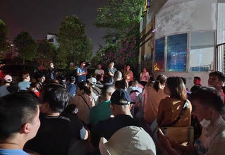 Lại xếp hàng xin học