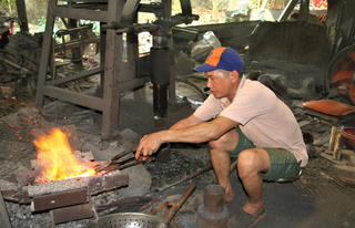 Giữ nghề rèn làng Minh Khánh