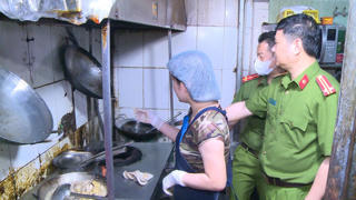 Kiểm tra 8 quán lẩu nướng, phát hiện nhiều thực phẩm không rõ nguồn gốc