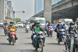 Thủ đô Hà Nội ngày nắng nóng, đêm có mưa dông