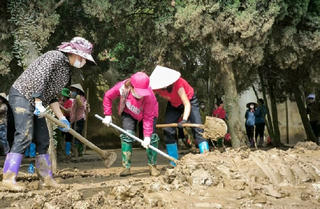 Công đoàn Yên Bái chung tay vệ sinh môi trường sau bão lũ