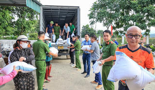 Cầu vận chuyển miễn phí hơn 300 tấn hàng, hỗ trợ người dân chịu ảnh hưởng bởi bão Yagi