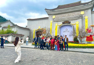 [Ảnh] Quảng Ninh: Tranh thủ thời tiết đẹp người dân nô nức đi lễ chùa đầu năm