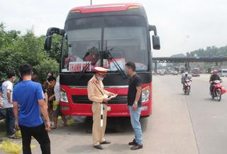 Thanh Hóa: Xe khách 46 chỗ 'nhét'.. 80 người